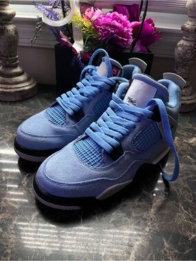 Jordan 4 Retro GS
Streetwear/Lifestyle Shoes
Size 7 Youth/8.5 Women